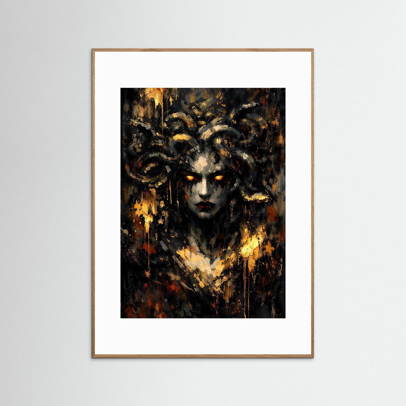 Poster mit Medusa-Gemälde: schwarzer Hintergrund, Goldakzente, hellbrauner Holzrahmen