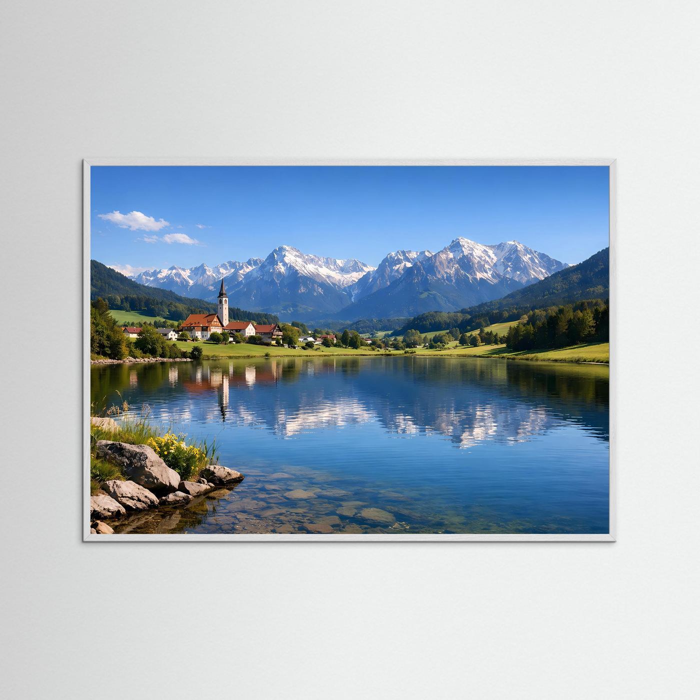 Alpen-Poster mit grauem Rahmen: ruhiger Bergsee mit Dorf und schneebedeckten Bergen