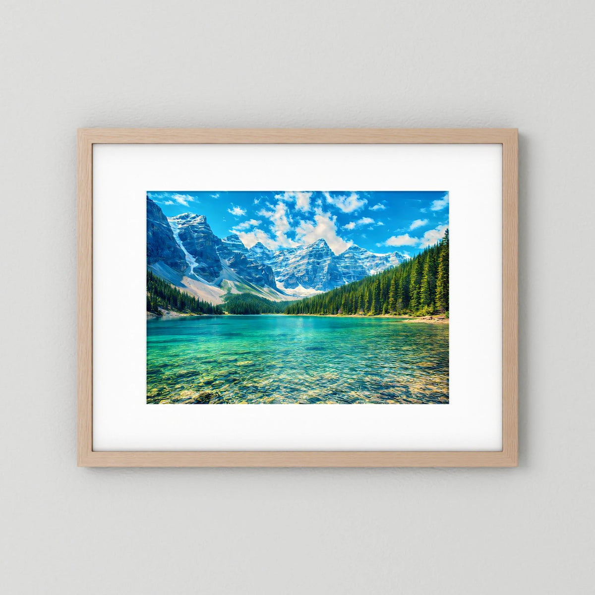 Querformat-Wandbild mit türkisblauem See, Bergen und grünen Wäldern im Holzrahmen
