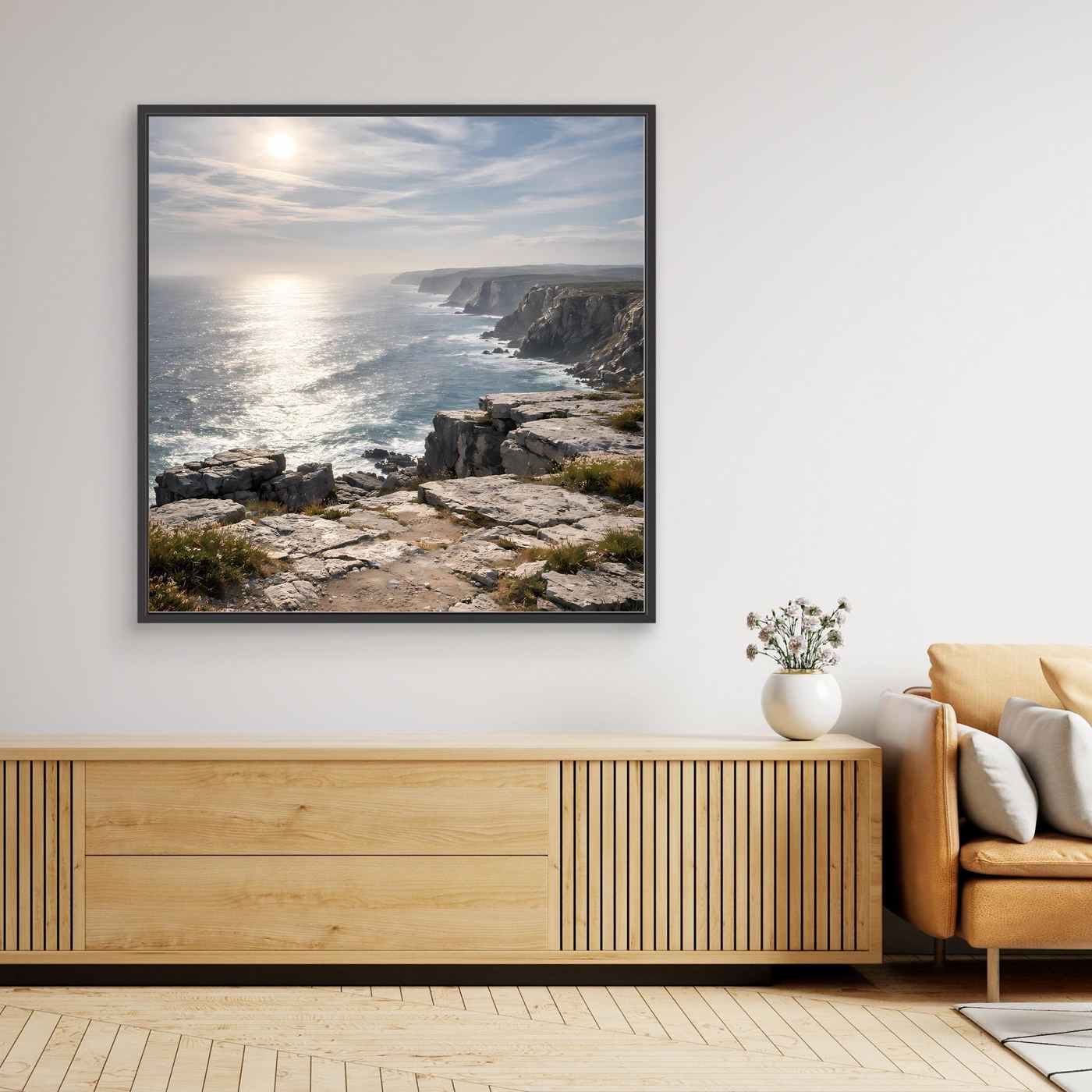 Leinwandbild mit Steilküste und Felsen am Meer, schwarzer Rahmen