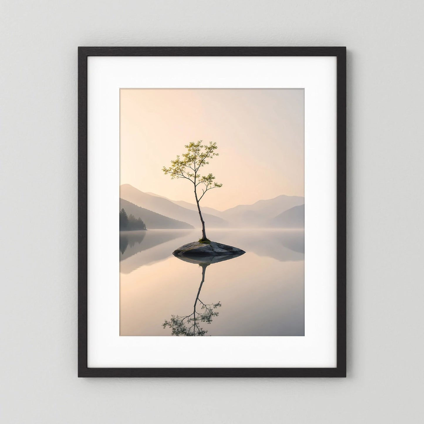 Einsamer Baum im Bergsee | Minimalistische Landschaft mit Spiegelung | Poster Hochformat