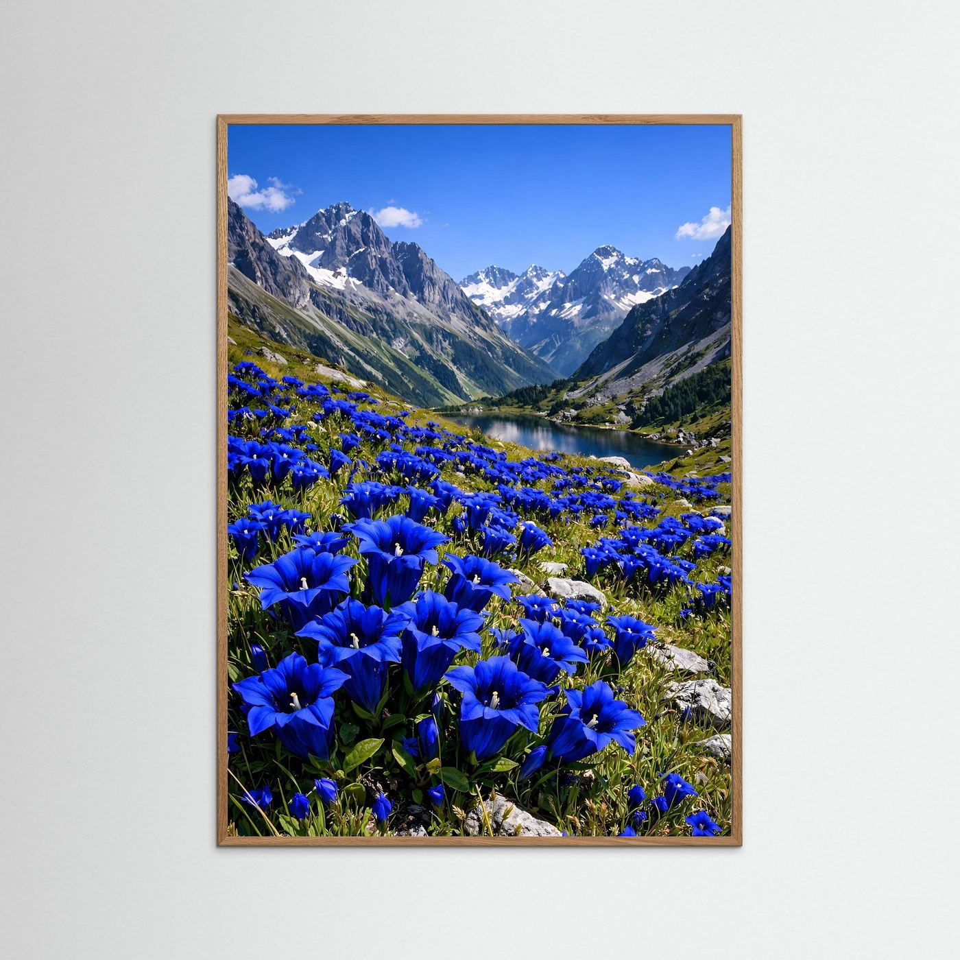 Hochformatiges Bergsee-Poster mit blauen Enzianblüten, im hellen Holzrahmen