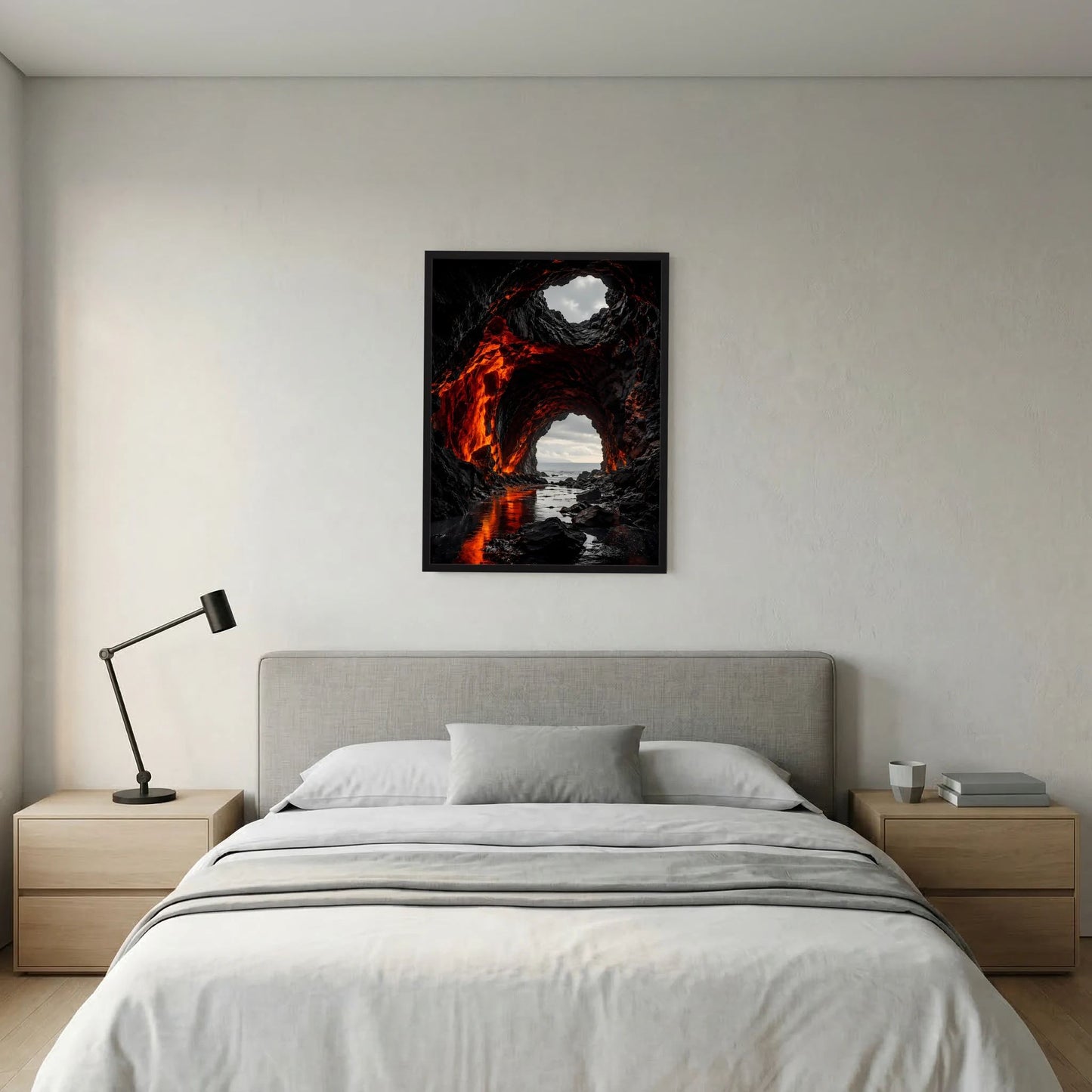 Vertikales Poster mit schwarzem Rahmen: Vulkanbogen mit orange-roter Lava und schwarzen Felsen