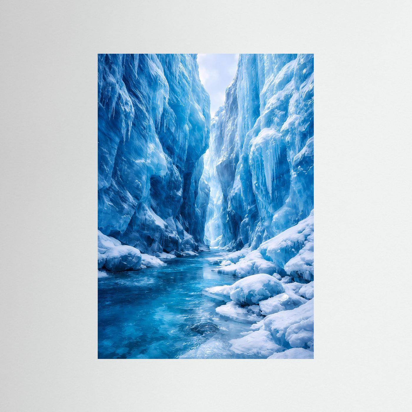 Eis-Gletscherposter im Hochformat: blauer Fluss zwischen schimmernden Eiswänden