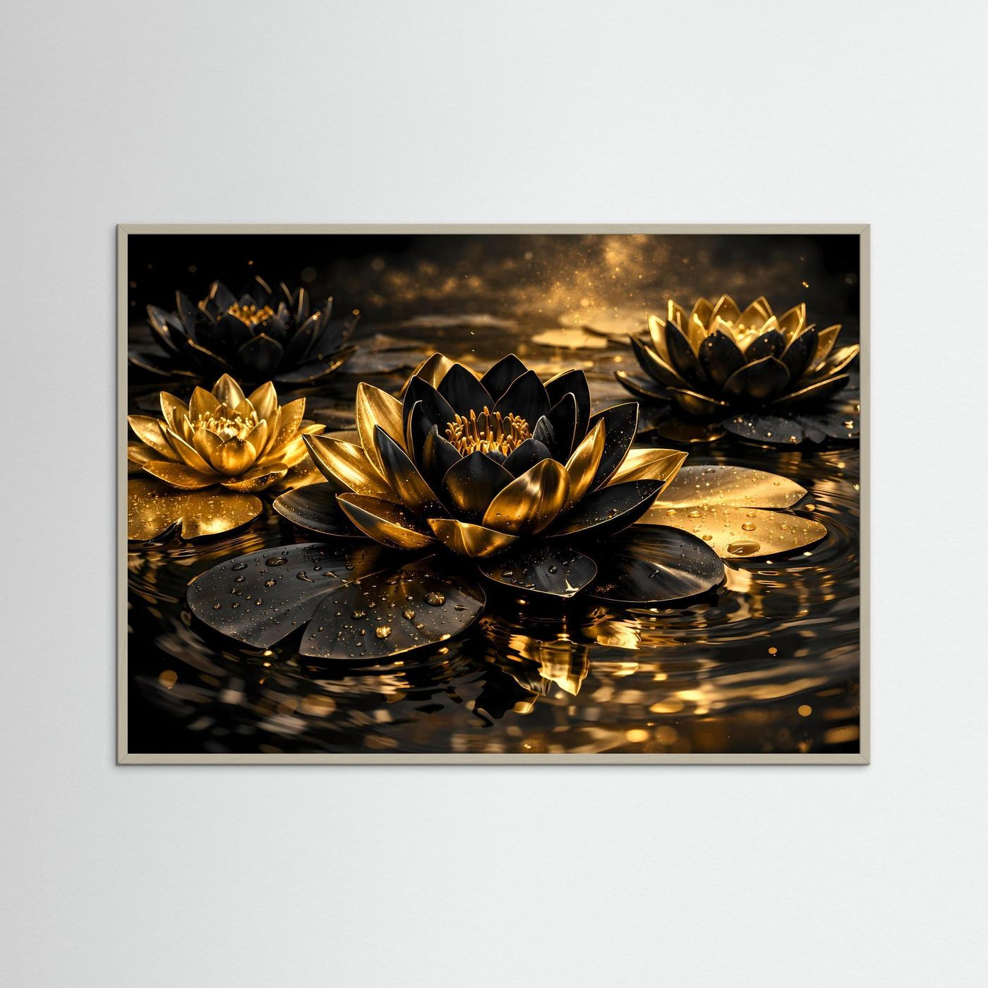 Wandbild mit goldenen Lotusblüten und Wasserreflexion im beigen Holzrahmen