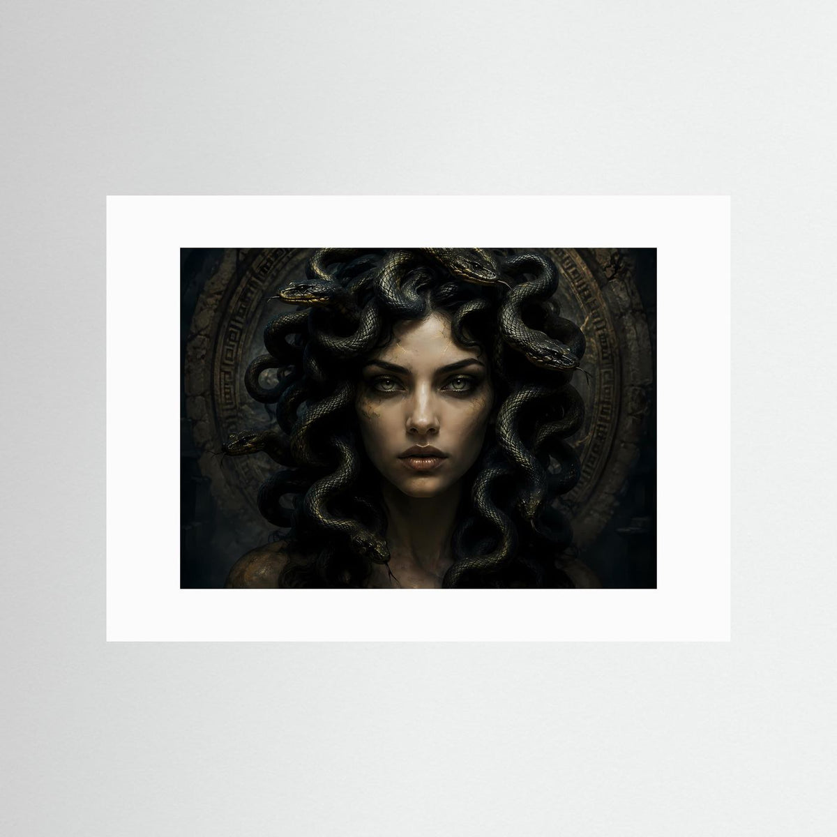 Querformat-Poster mit Medusa-Porträt: schwarze Schlangen, goldene Akzente, weißes Passepartout