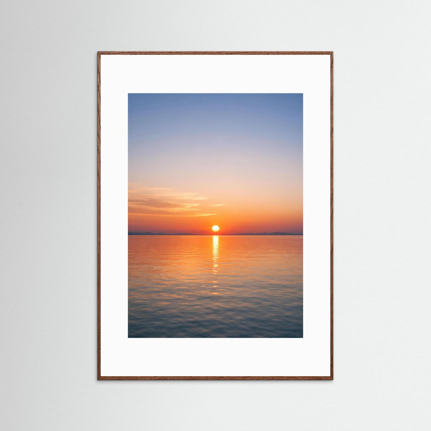 Hochformat-Wandbild: Sonnenuntergang über dem Meer, dunkler Holzrahmen