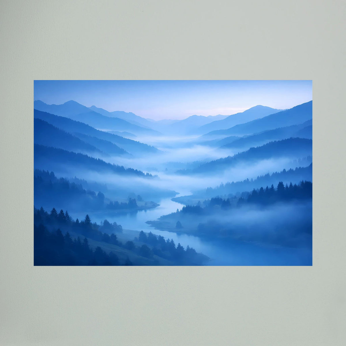 Nahansicht Poster im Querformat: Nebeltal zwischen blauen Bergen