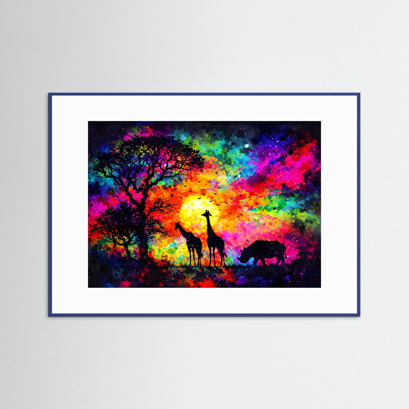 Poster im Querformat mit buntem Savannenmotiv: Giraffen, Nashorn und leuchtender Sonne im Waldlicht.