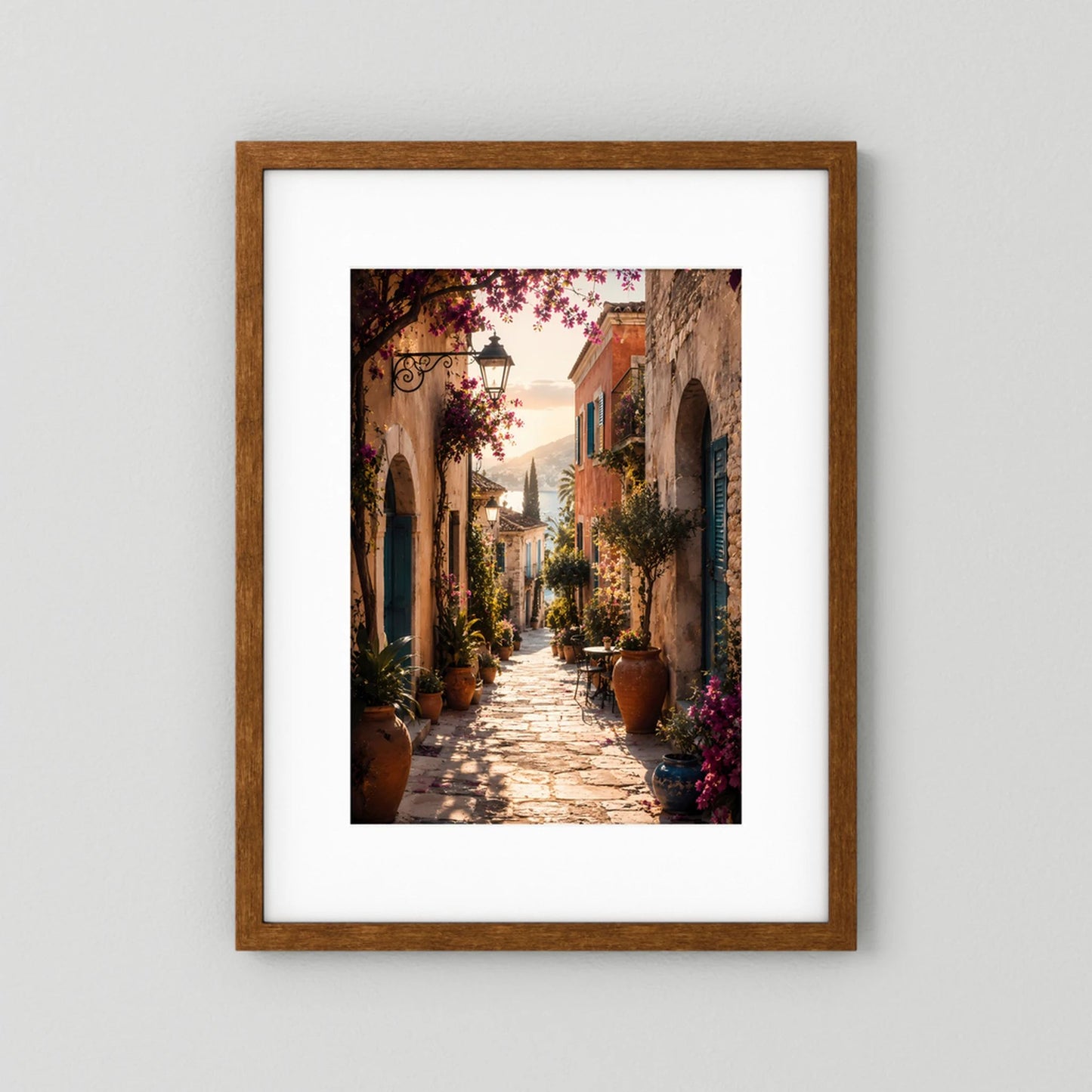 Hochformat-Poster mediterrane Gasse mit Bögen, Pflanzkübeln und violetten Blüten im braunen Holzrahmen.
