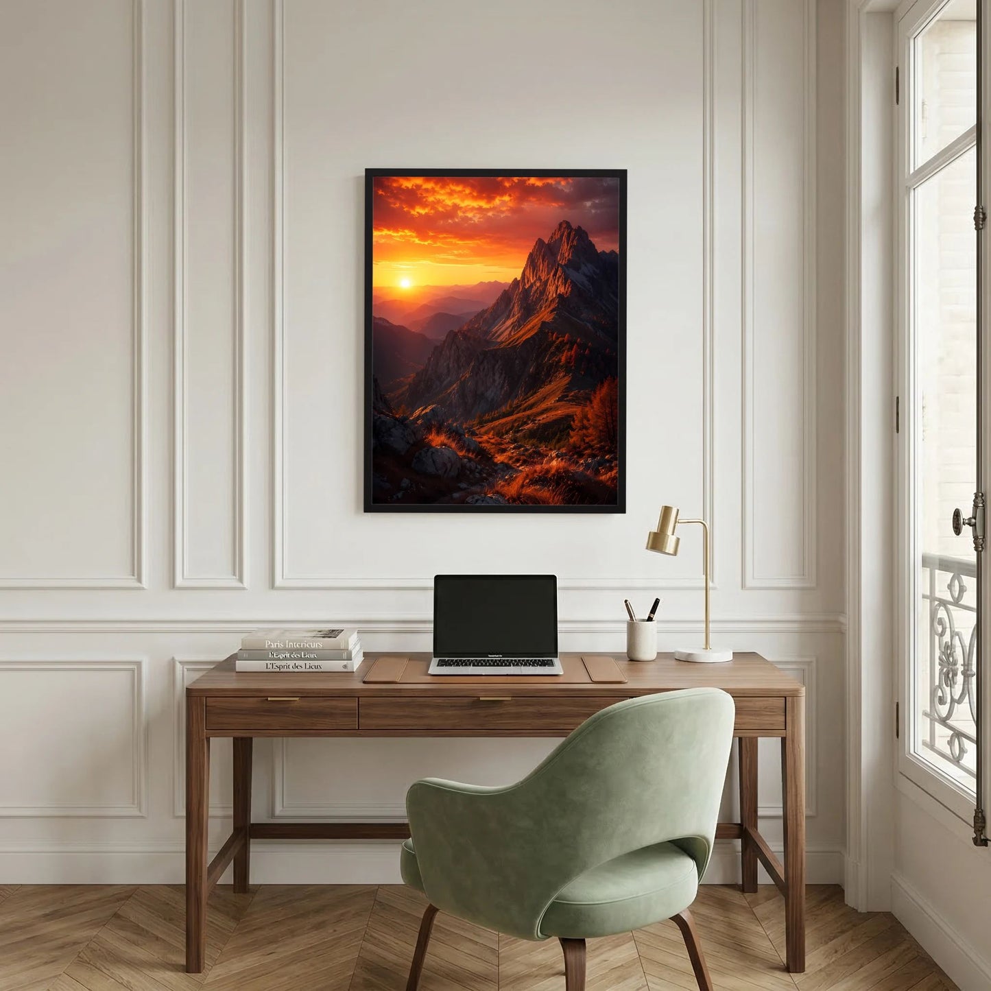 Poster an der Wand: Berggipfel im Sonnenuntergang, schwarze Einfassung über Konsole