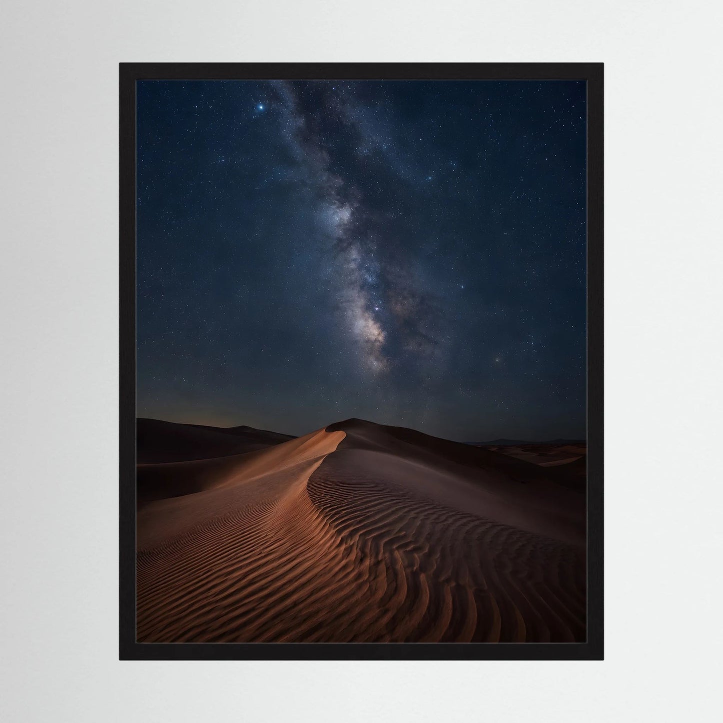 Gerahmtes Hochformat-Poster mit Sanddünen, Milchstraße und Sternen am dunklen Nachthimmel