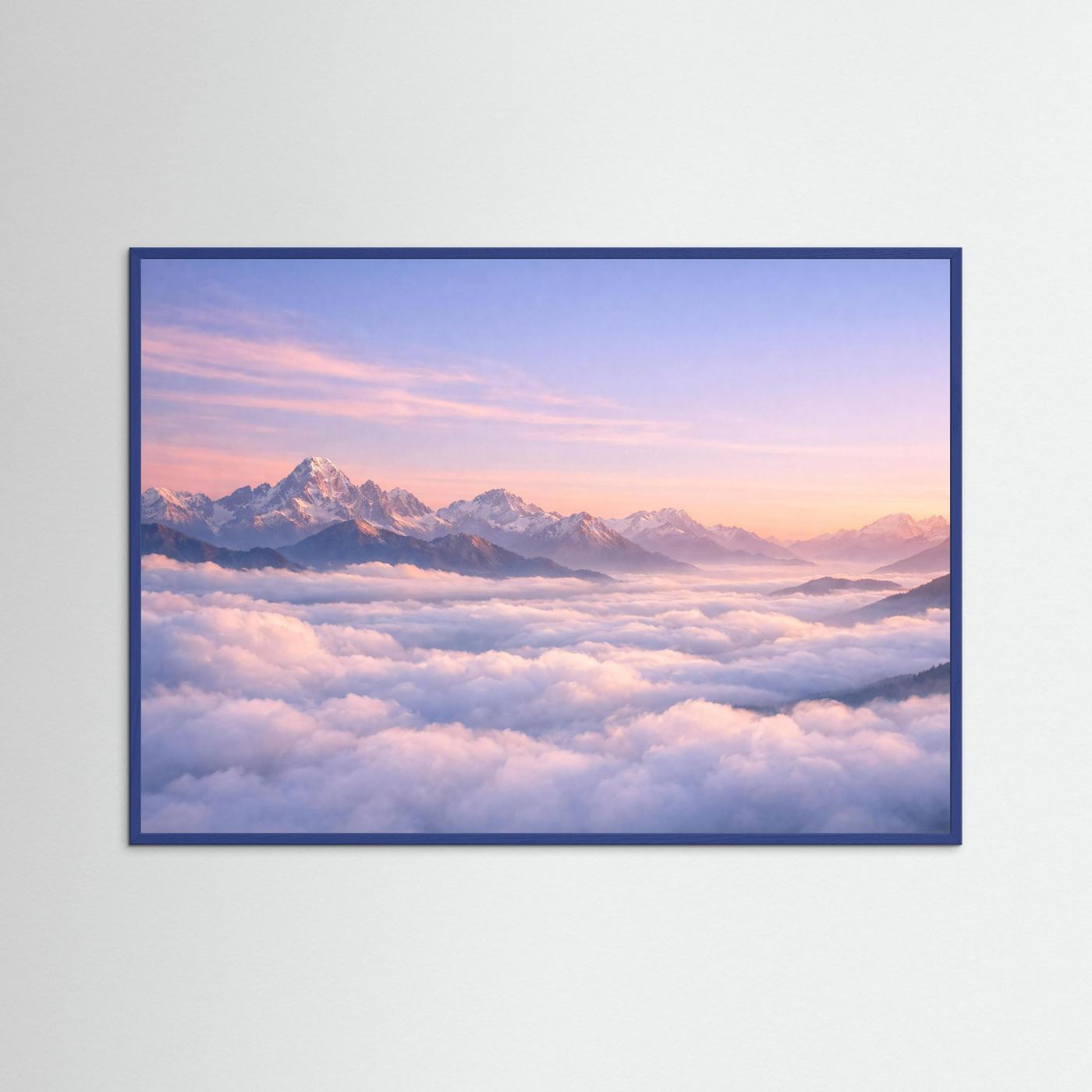 Alpenpanorama-Poster Querformat: schneebedeckte Berge über Wolken, blauer Rahmen