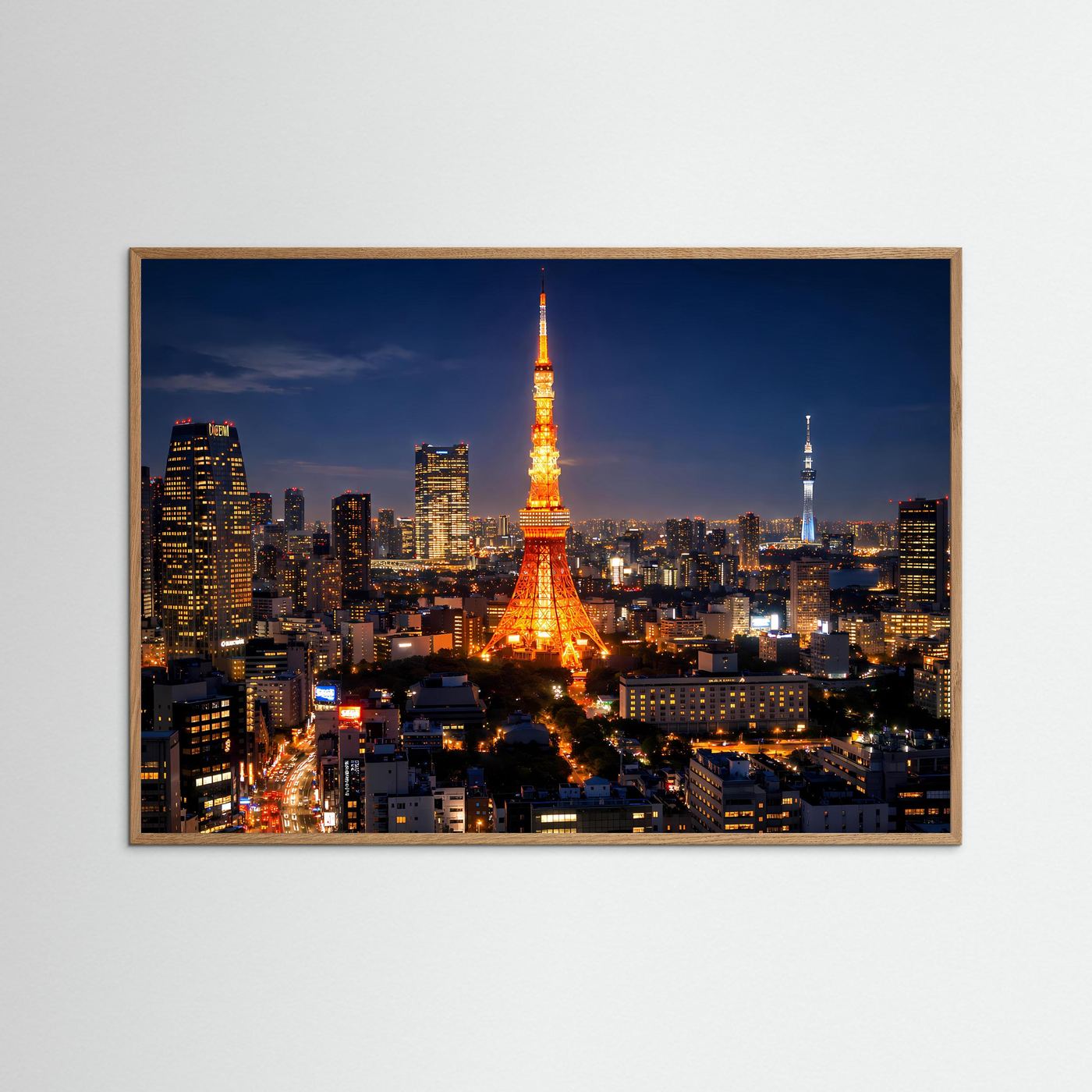 Querformat-Poster mit hellem Holzrahmen: Tokyo Tower und Stadtlichter bei Nacht