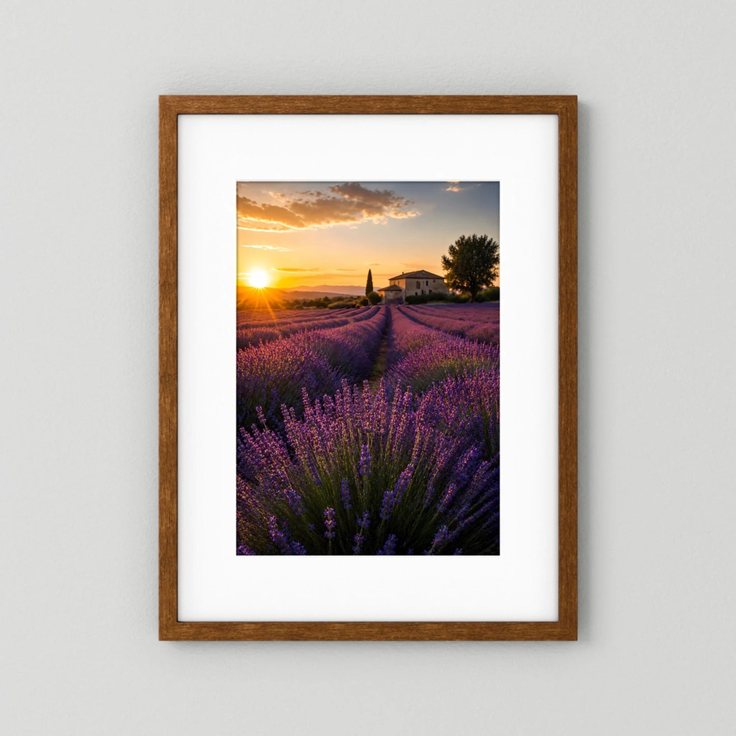 Kunstposter im Hochformat mit braunem Holzrahmen und weißem Rand, Lavendelfeld