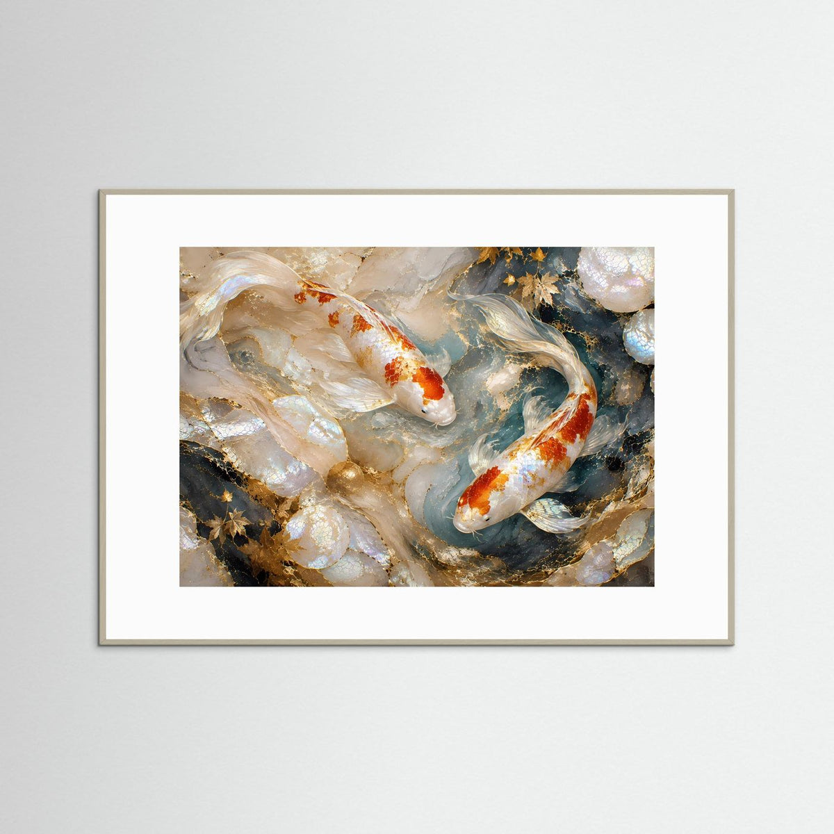 Querformat-Poster mit Koi-Fischen in Perlmutt- und Goldtönen, weißer Rahmen