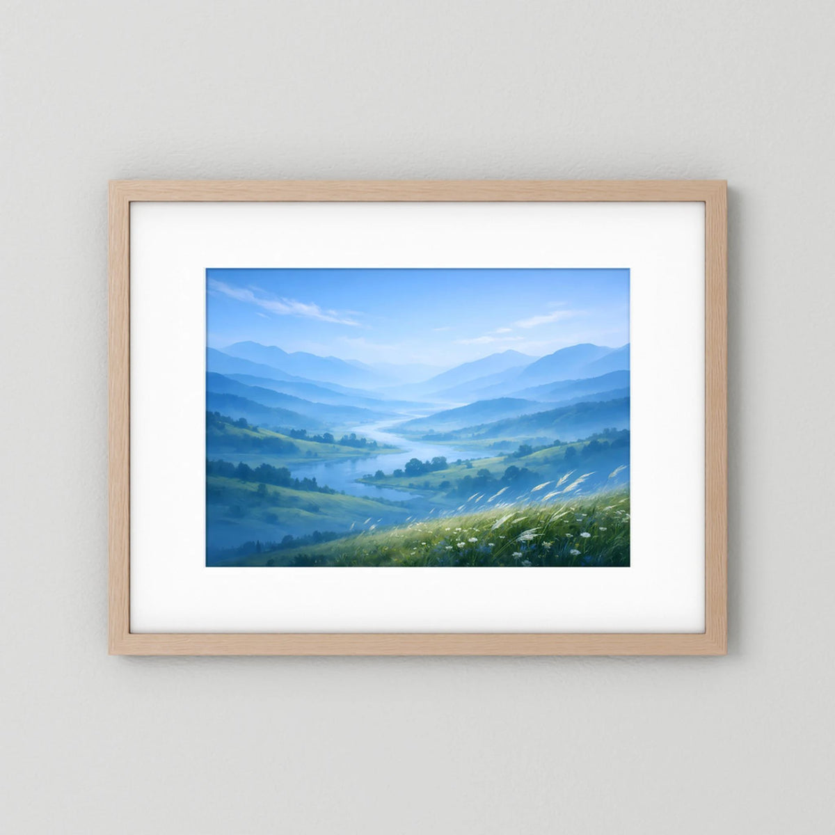 Querformatiges Wandbild mit hellem Holzrahmen, Berge im Nebeltal