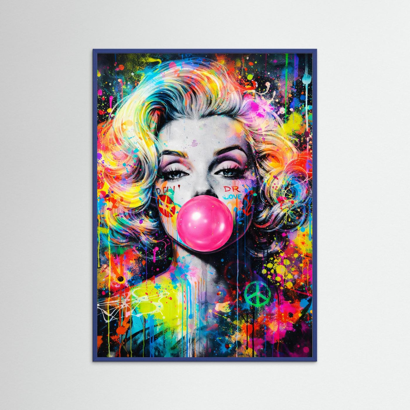 Poster mit Blondinen-Porträt und pinker Kaugummiblase, Neon-Graffiti im blauen Rahmen