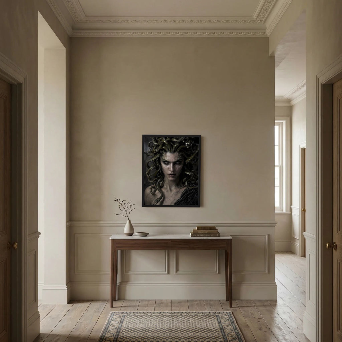 Gerahmtes Poster mit Medusa-Gesicht und grünen Schlangenhaaren an der Wand