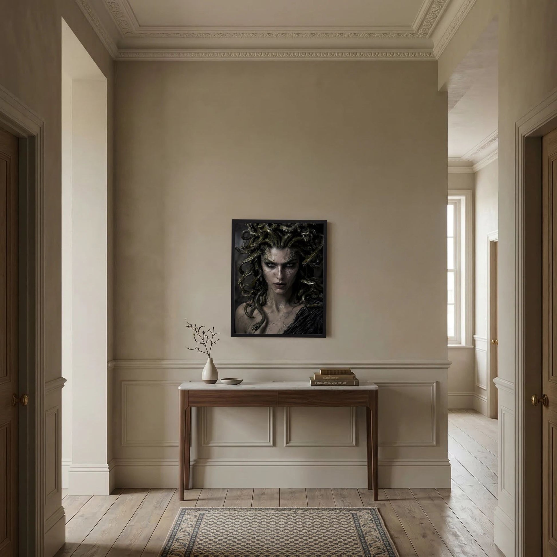 Gerahmtes Poster mit Medusa-Gesicht und grünen Schlangenhaaren an der Wand