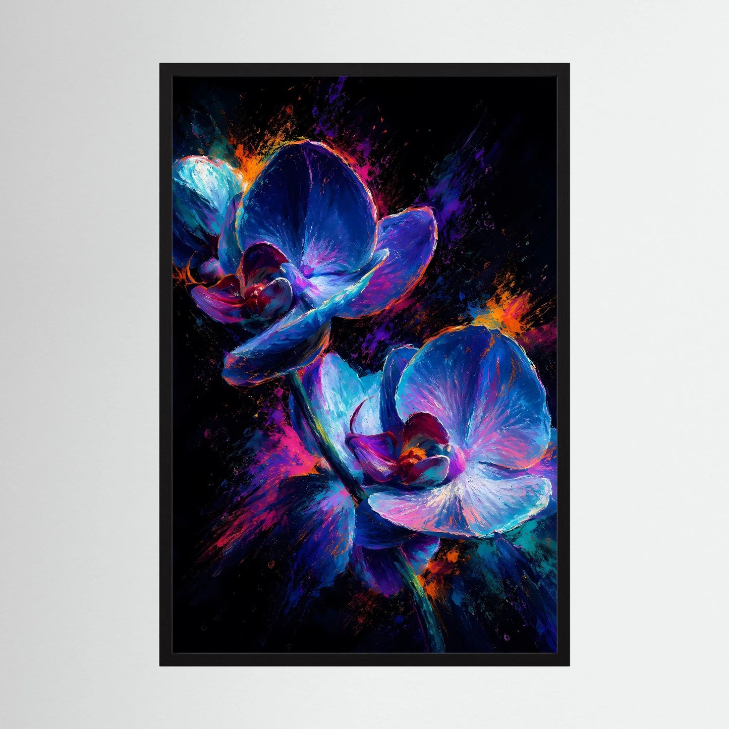 Poster mit abstrakten Orchideen: Blau und Pink auf schwarzem Hintergrund, schwarzer Rahmen