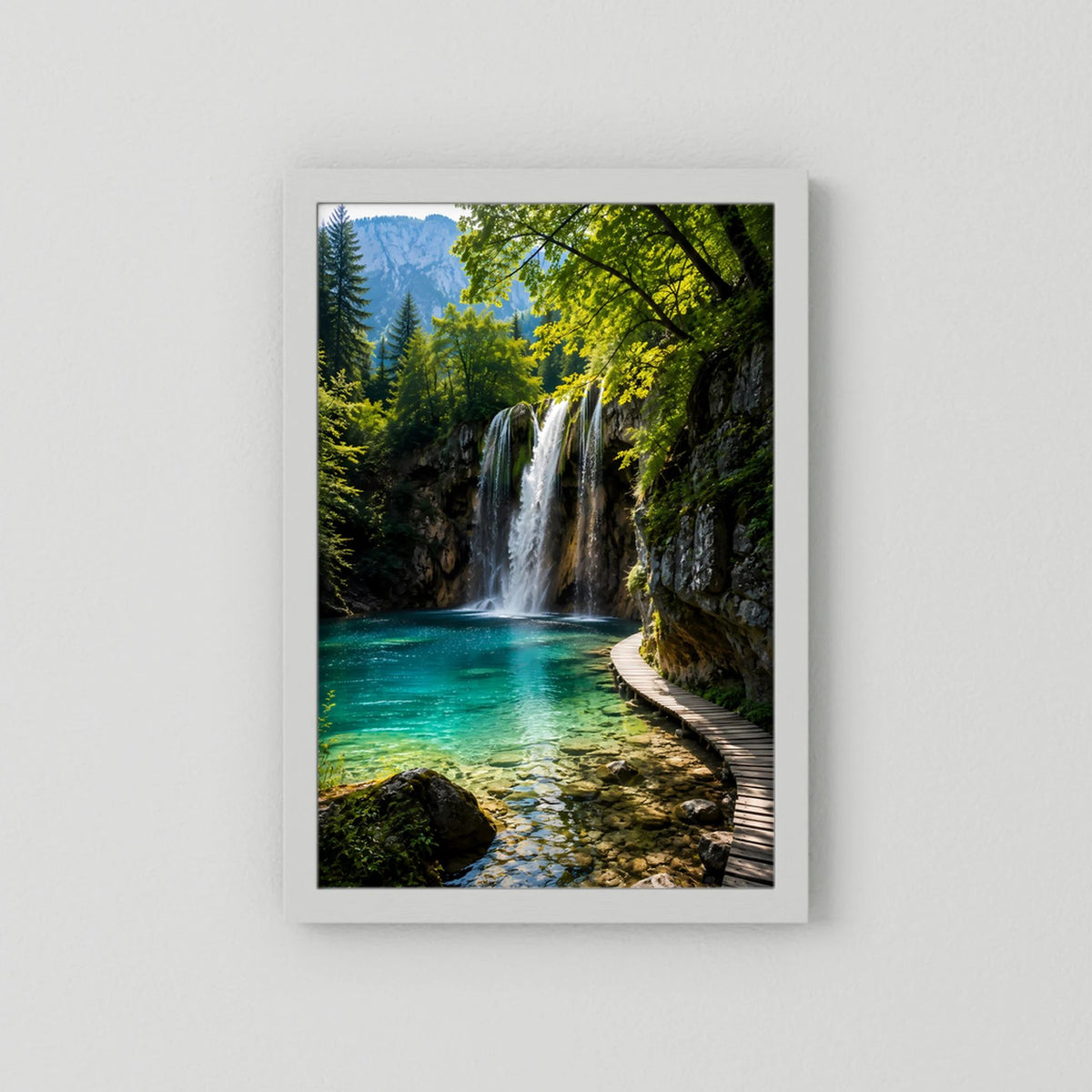 Hochformat-Poster mit Wasserfall, türkisfarbenem See und Holzsteg, weißer Rand