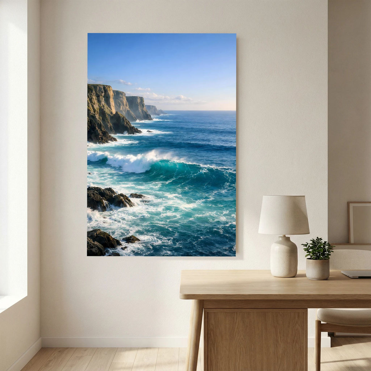 Wandbild im Hochformat mit Steilküste und tosenden Wellen, ohne sichtbaren Rahmen