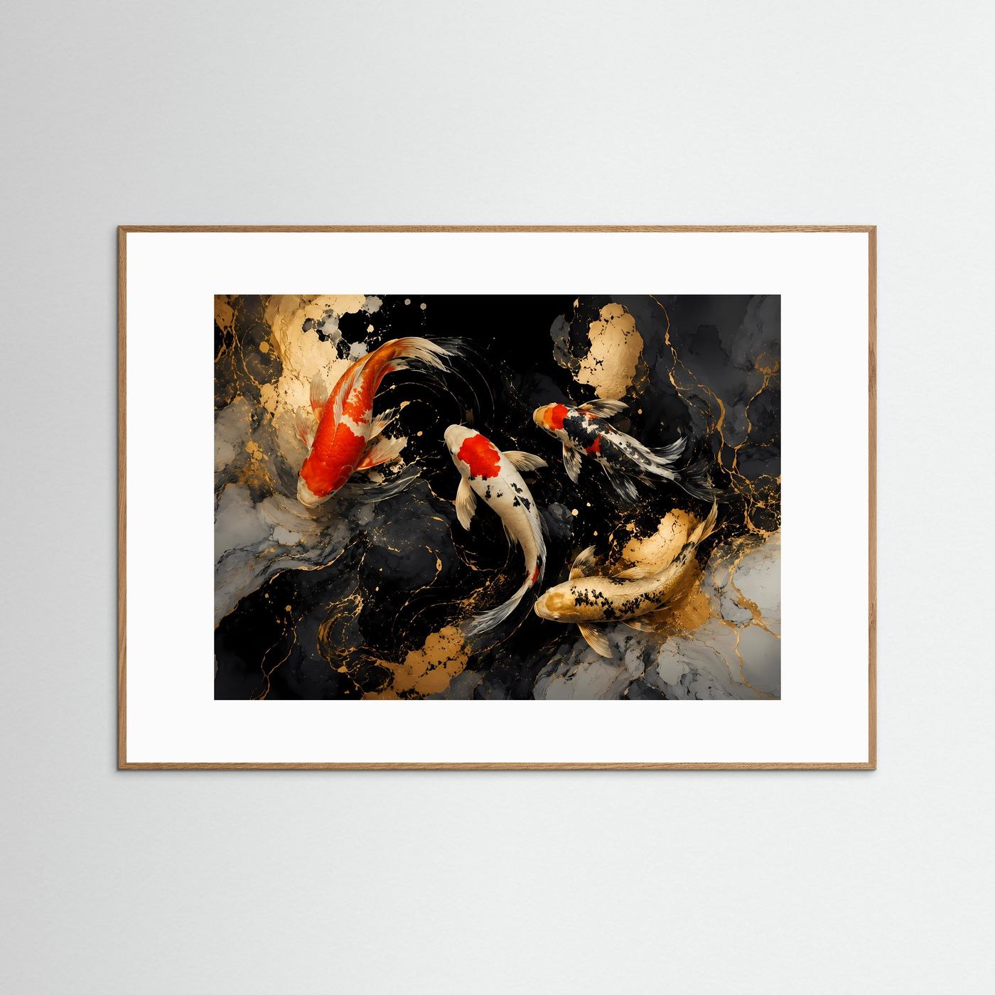 Wandbild mit Koi-Fischen in Schwarz, Rot und Gold, abstrakte Farbkleckse, heller Holzrahmen
