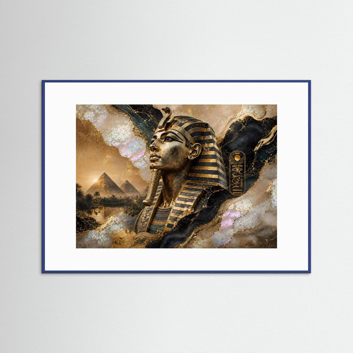 Gerahmtes Poster mit ägyptischem Pharao in Gold- und Perlmuttfarben, blaues Rahmenprofil