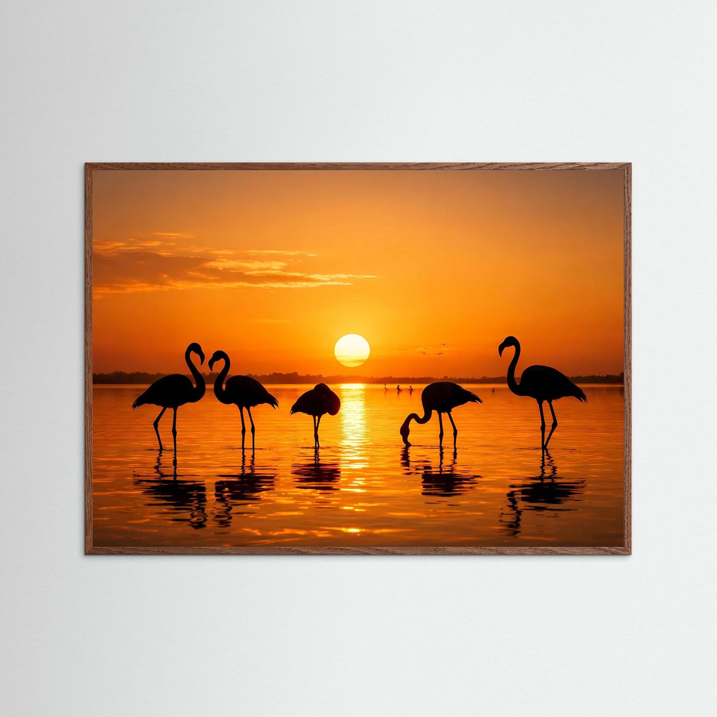 Poster im Querformat: Flamingos am See, goldene Sonne, orangefarbenes Licht und Spiegelbild