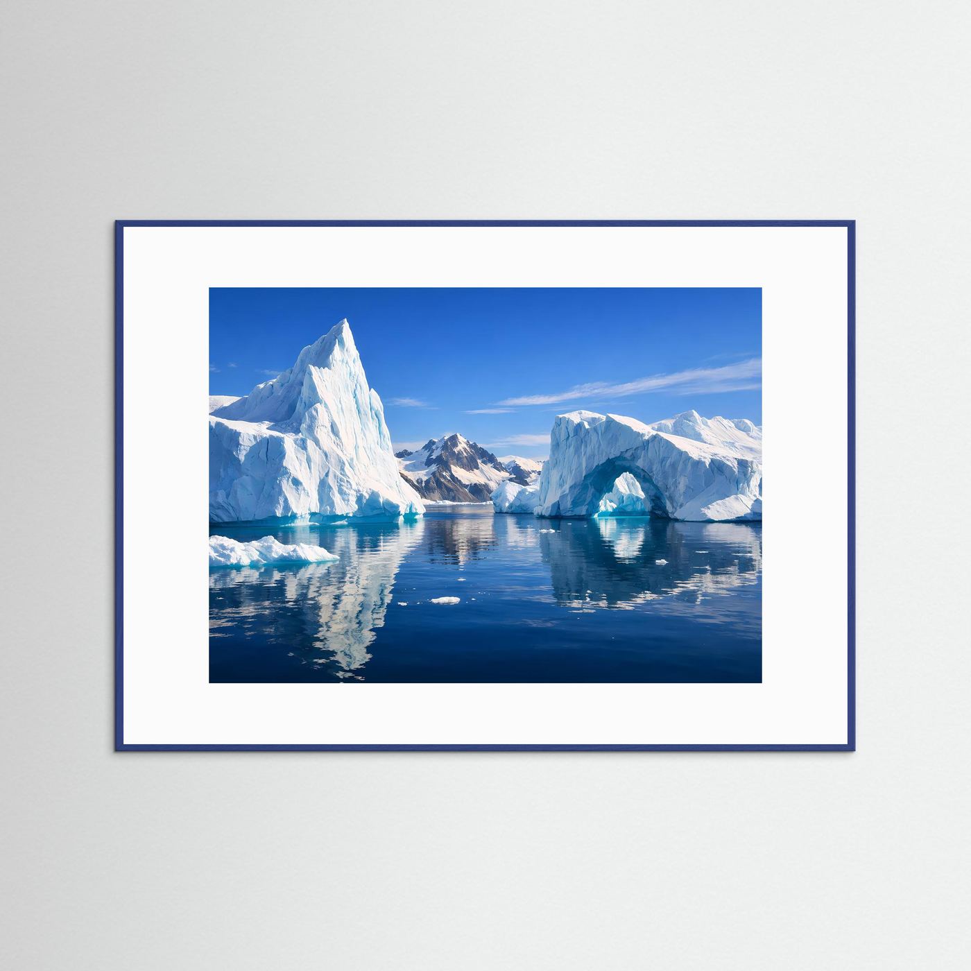 Gerahmtes Panorama-Poster mit Eisbergen und spiegelndem Wasser, blauer Rahmen