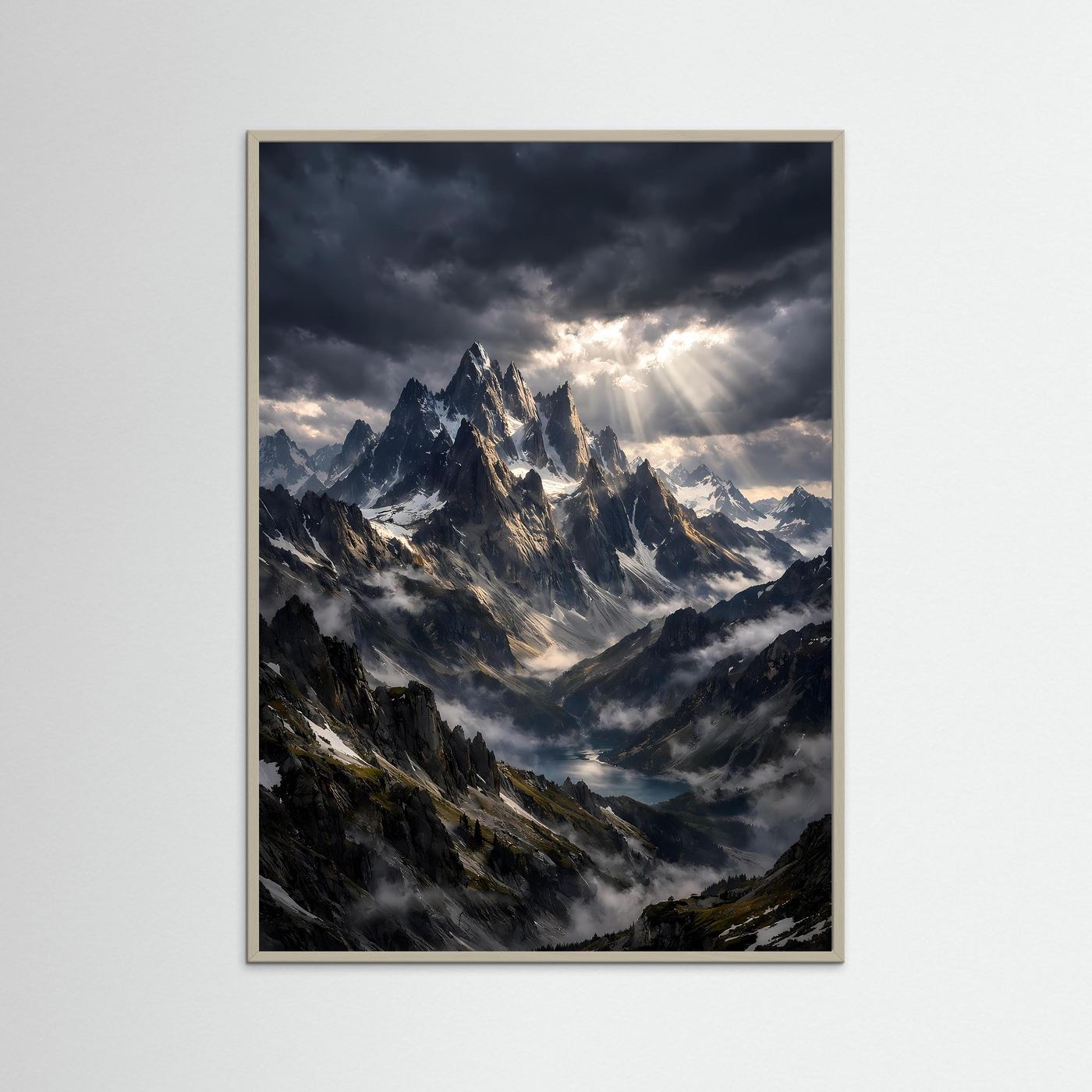 Bergsee-Wandposter im Hochformat, gerahmt mit hellem Holzrahmen