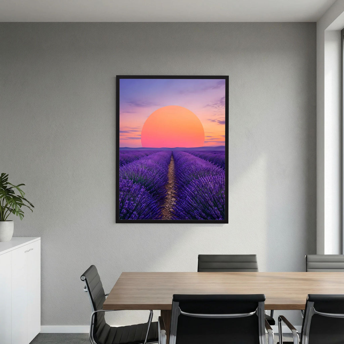 Hochformat-Poster mit lila Lavendelfeld und orangefarbener Sonne im Sonnenuntergang, schwarzer Rahmen