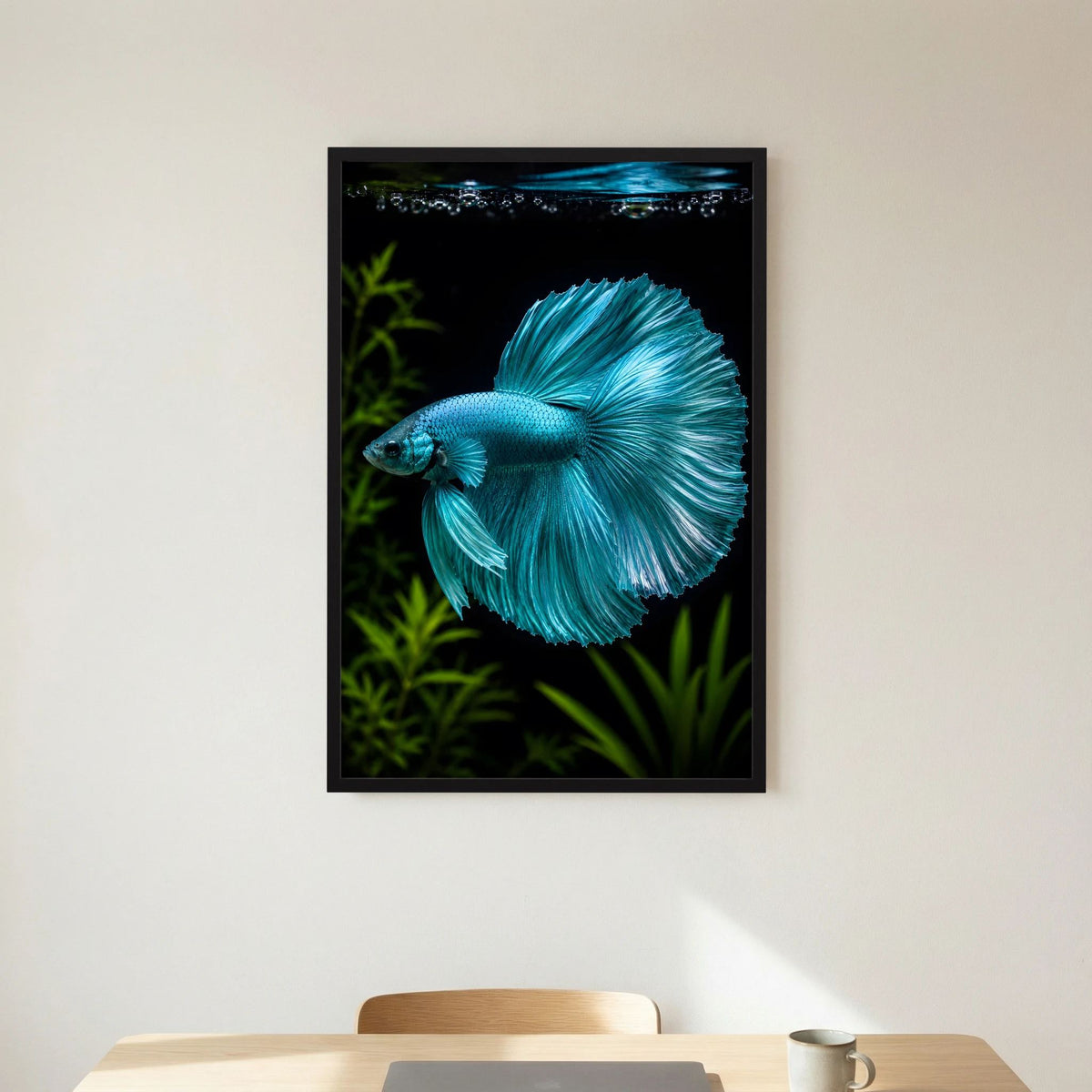 Kunstposter mit türkisfarbenem Betta-Fisch, schwarzer Rahmen, Hochformat