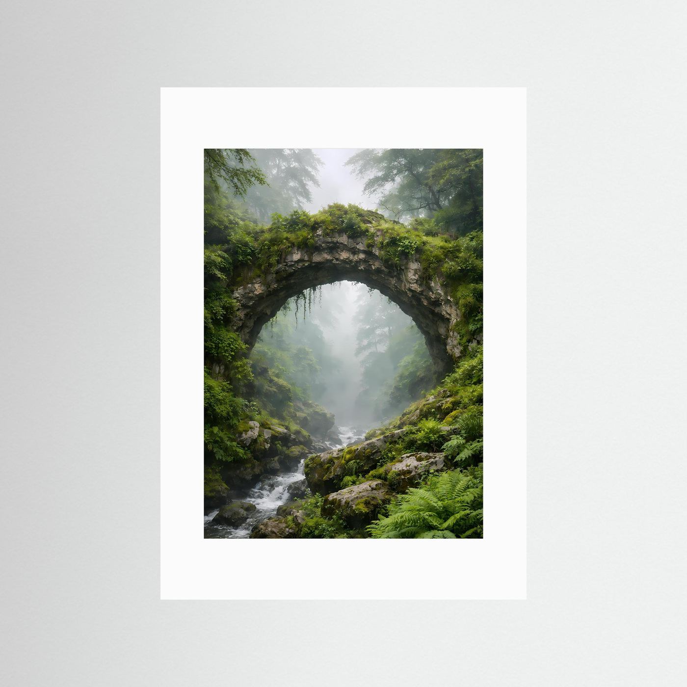 Wald-Poster mit weißem Passepartout und steinernem Bogen über Bach im Nebel, Hochformat