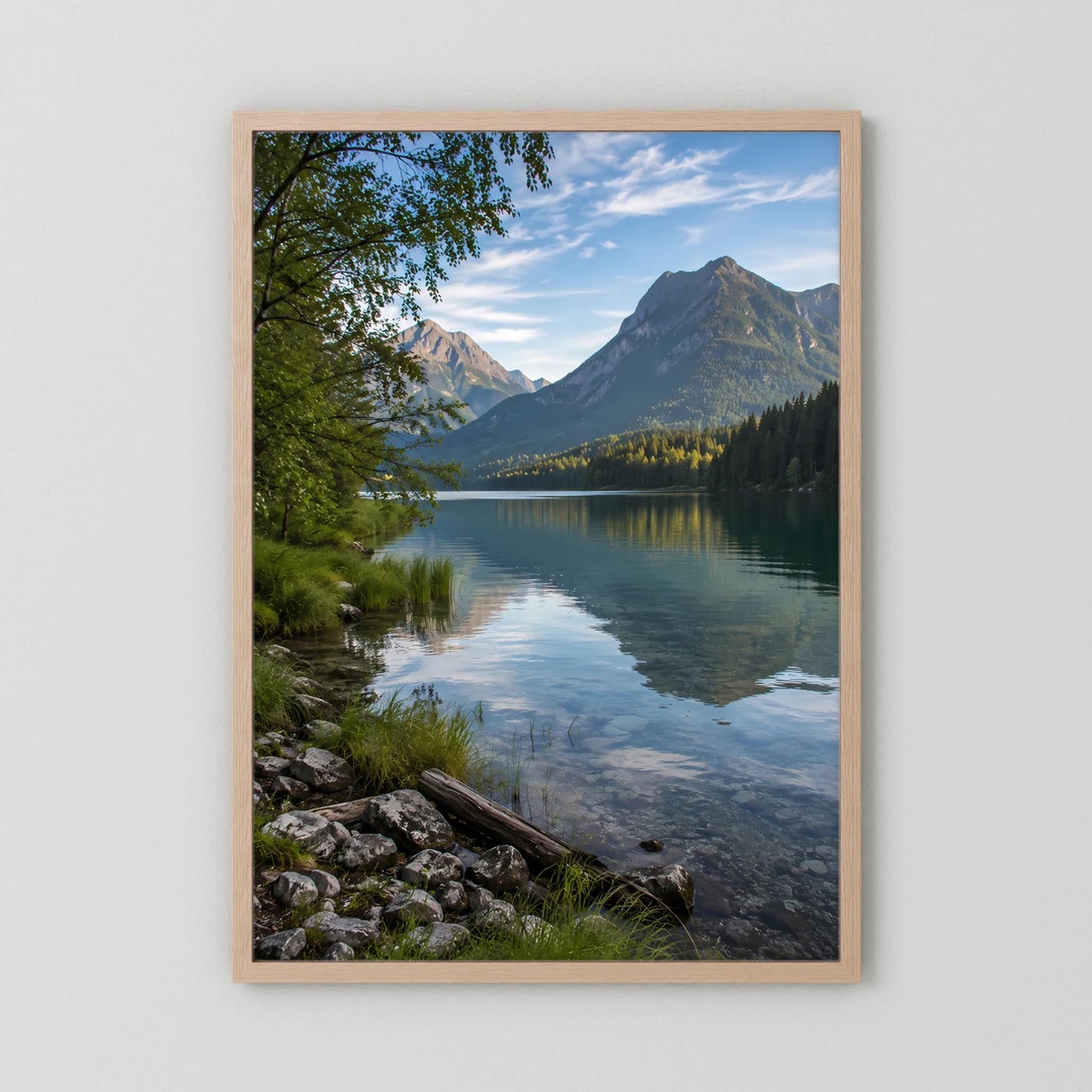 Hochformat-Poster mit Alpen-See, Holzrahmen in Hellbraun, weißer Rand