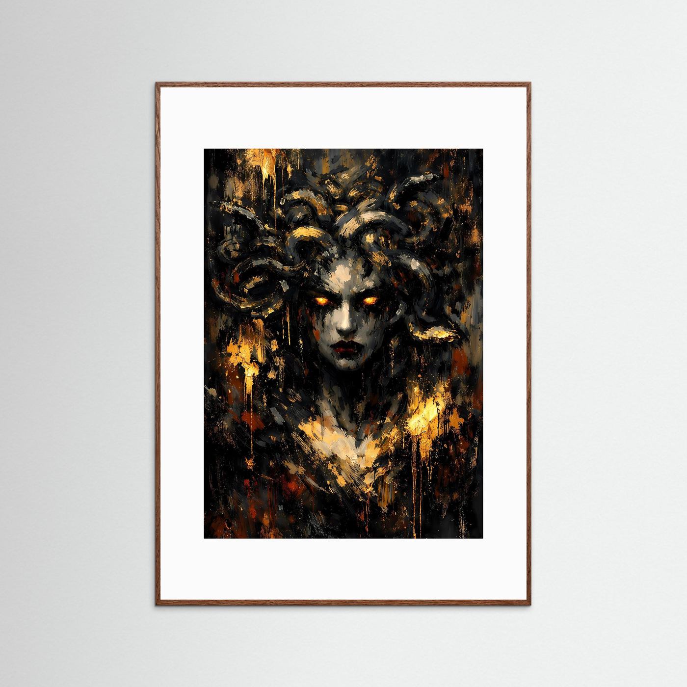 Poster mit Medusa-Gemälde: schwarzer Hintergrund, Goldakzente, brauner Holzrahmen
