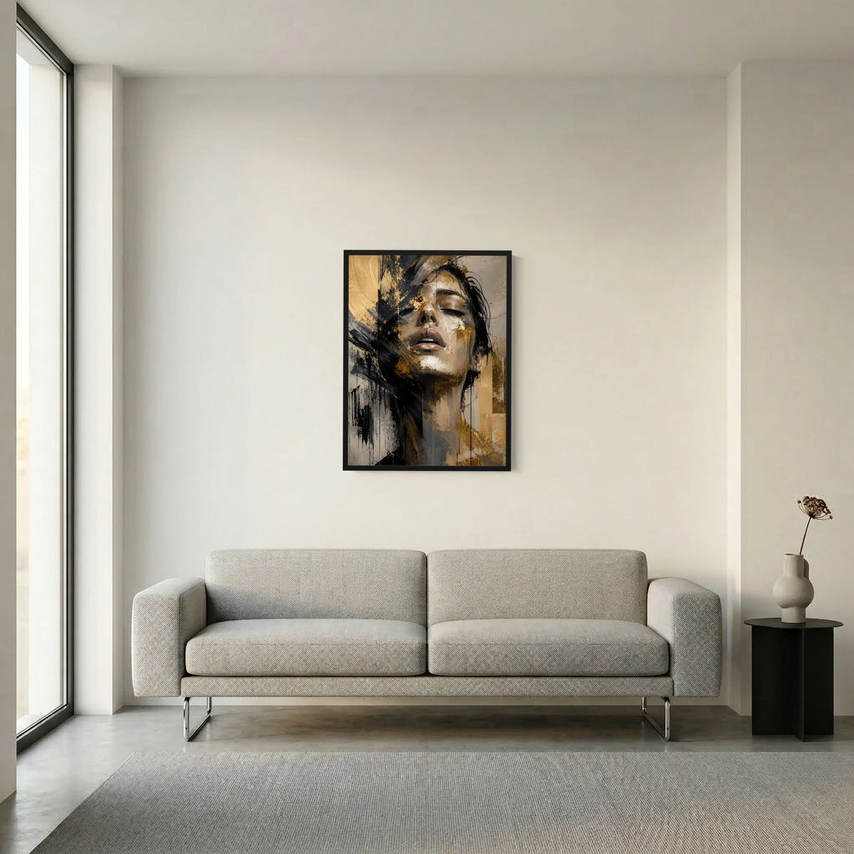 Gerahmtes Poster mit abstraktem Frauenporträt in Gold und Schwarz, Hochformat, mittig