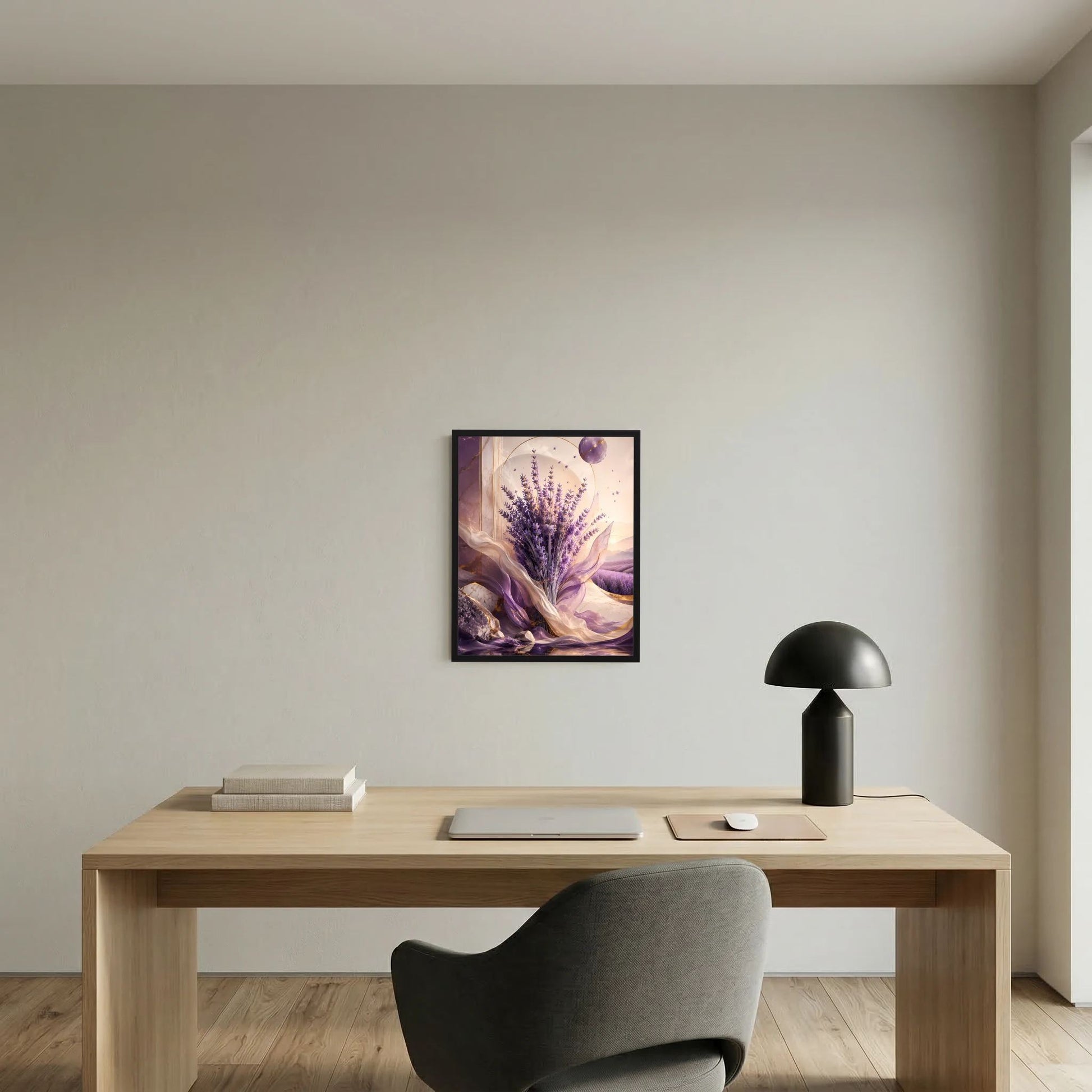 Wandposter mit Lavendelstrauß im schwarzen Rahmen über Holzschreibtisch