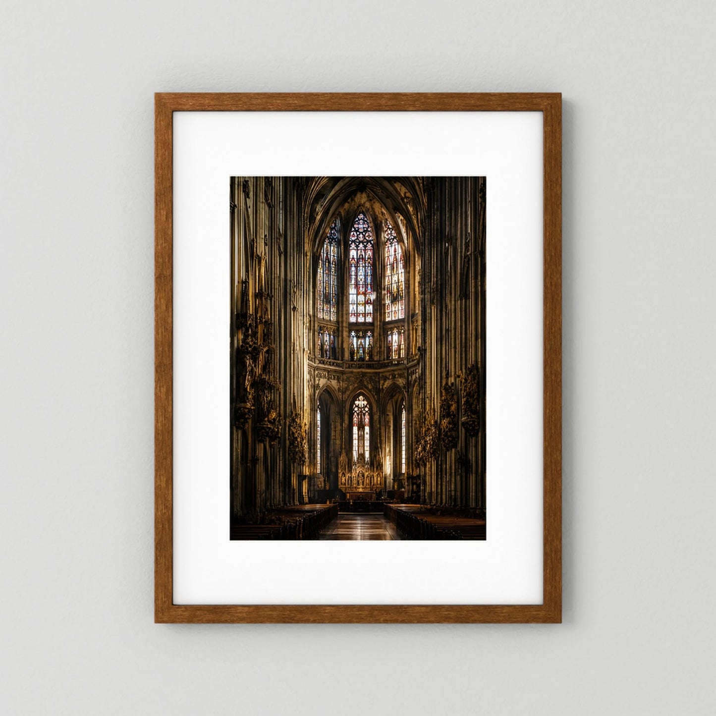 Gerahmtes Kunstposter im Holzrahmen mit gotischem Kircheninnenraum und Buntglasfenster