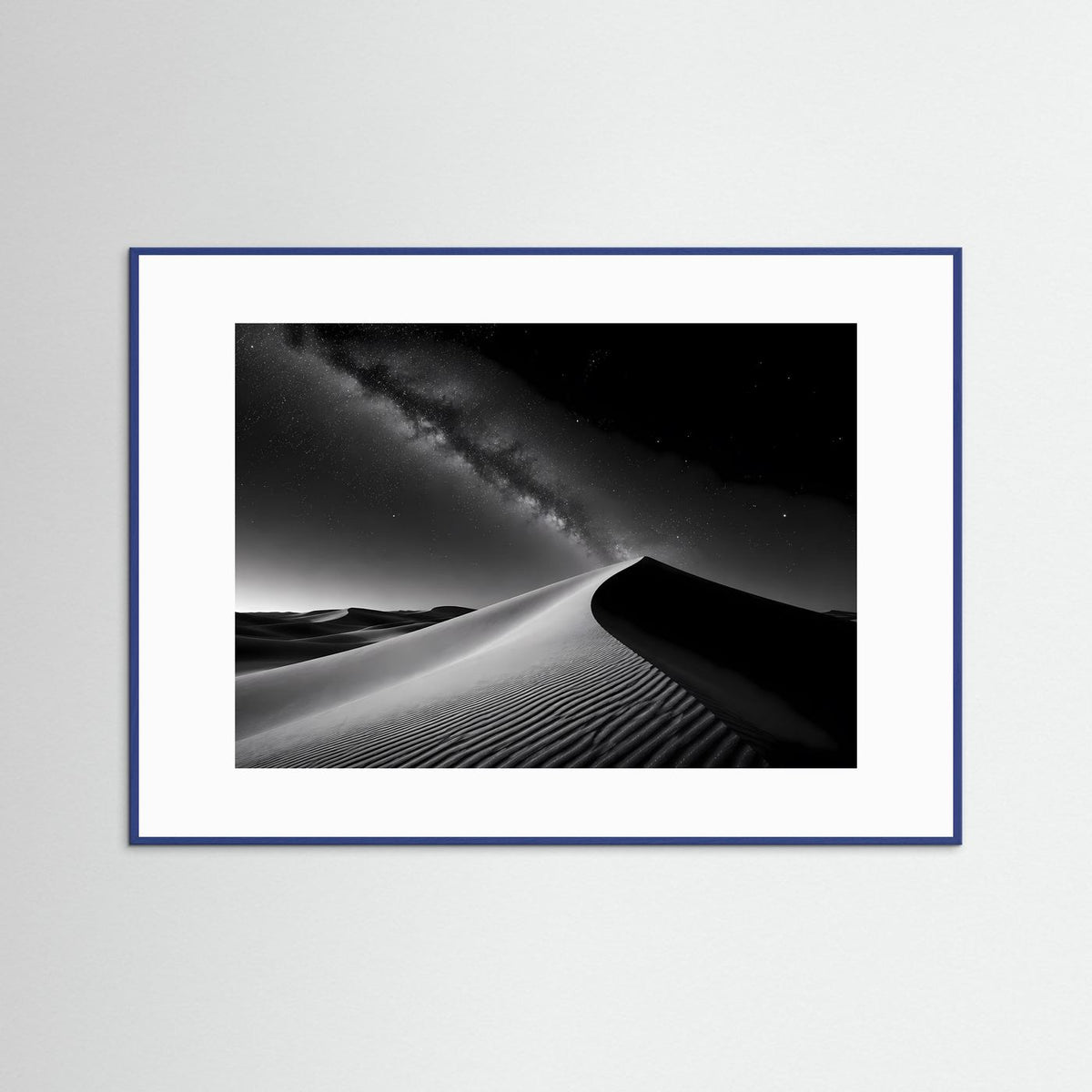 Querformat-Poster mit Schwarzweiß-Sanddünen im blauen Rahmen