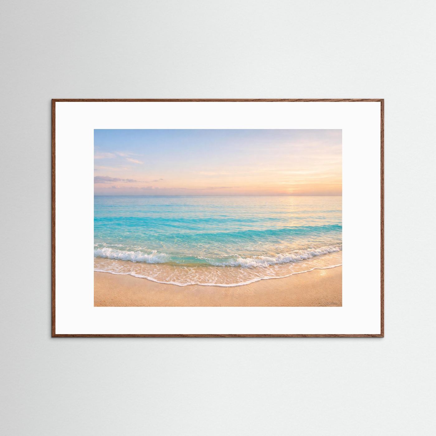 Poster mit Strand bei Sonnenuntergang und türkisfarbenem Meer, dunkelbrauner Holzrahmen
