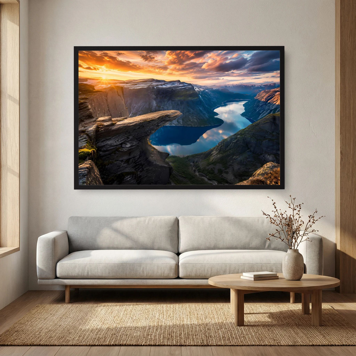 Gerahmtes Querformat-Poster mit Fjord, Bergen und Felsen bei Sonnenuntergang, schwarzer Rahmen