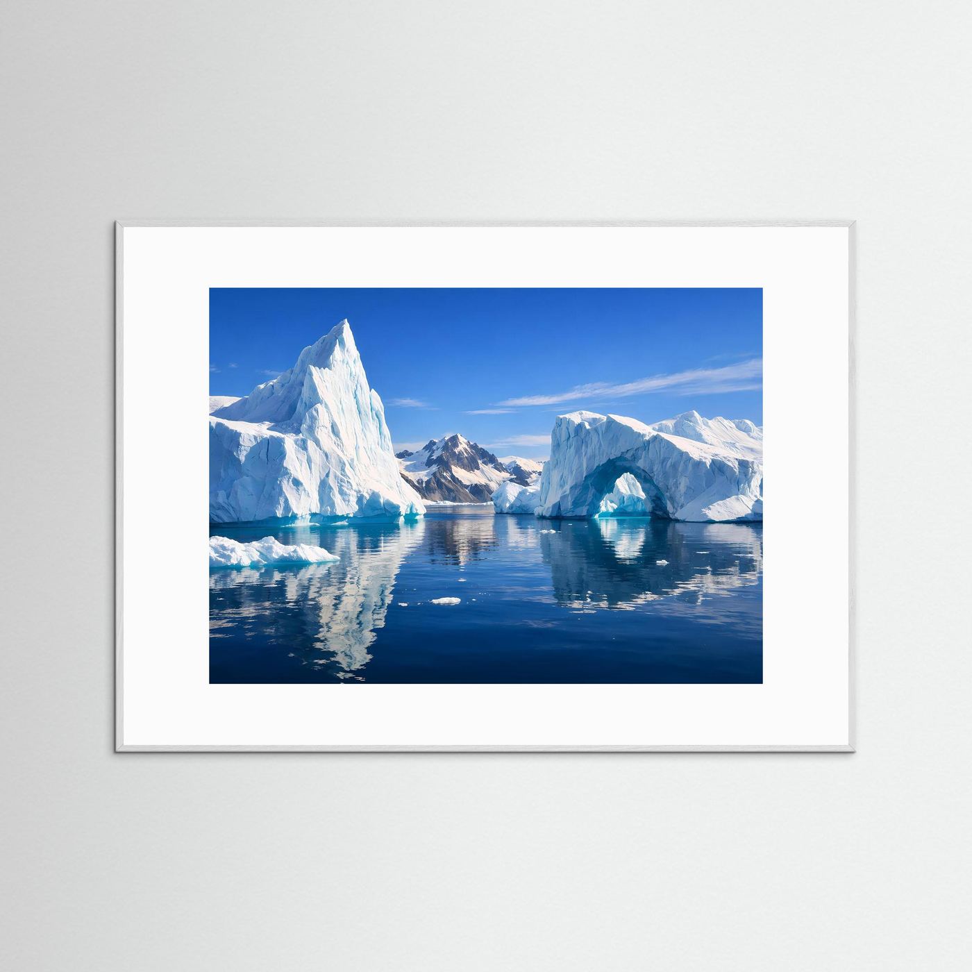 Gerahmtes Panorama-Poster mit Eisbergen und blauem Wasser, weißer Rahmen