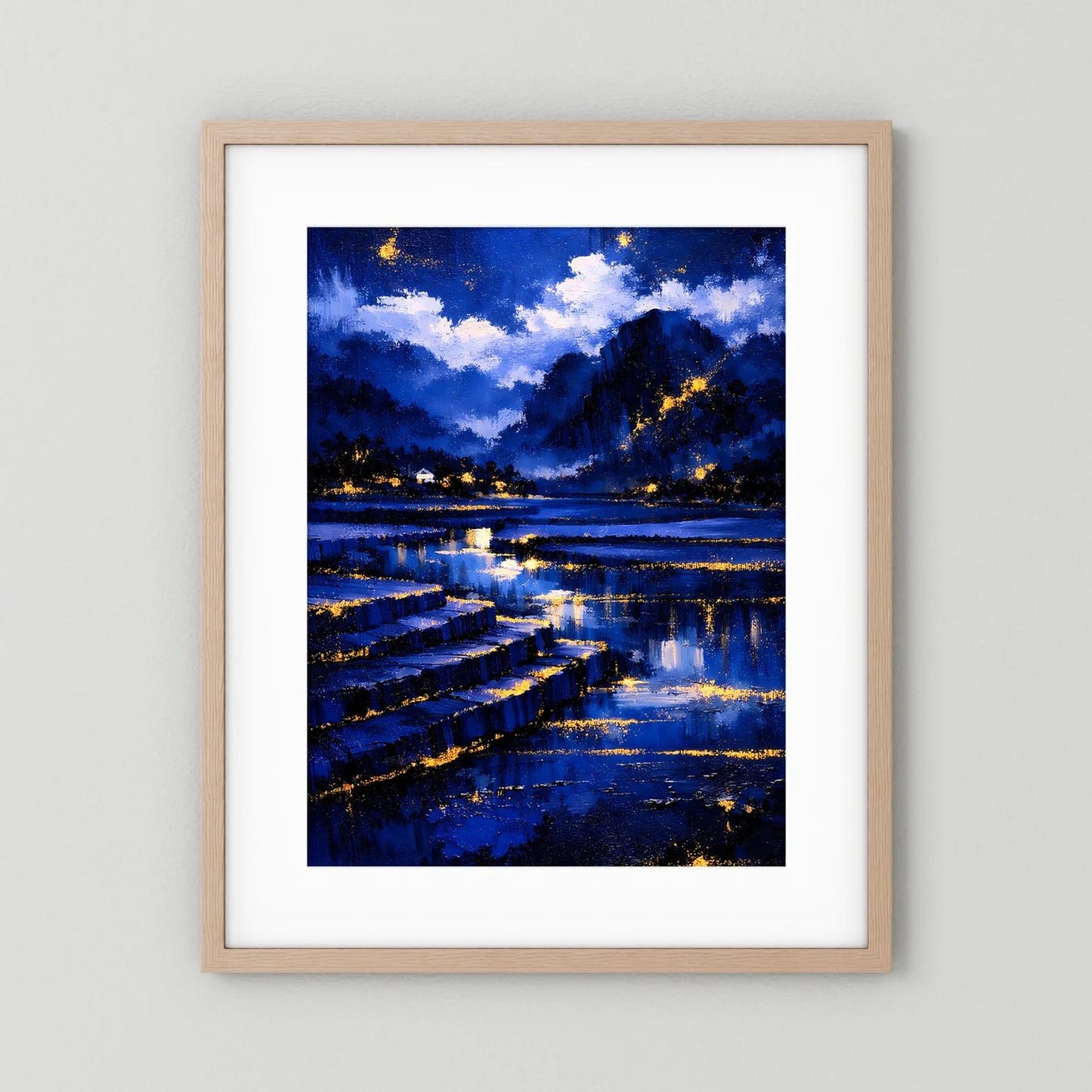 Wandposter Nachtlandschaft in Blau mit goldenen Lichtern, hellem Holzrahmen und weißer Rand