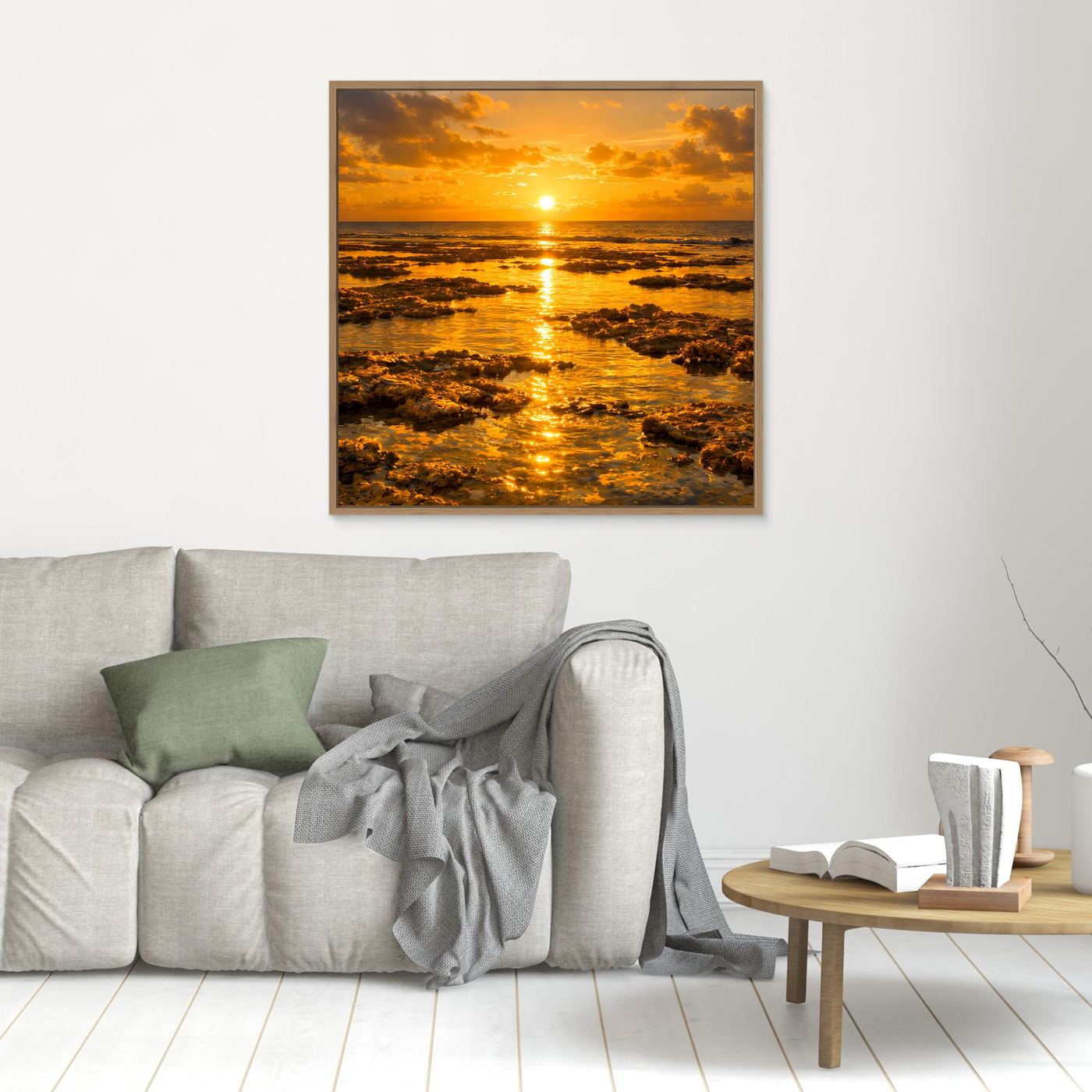 Quadratisches Leinwandbild mit goldenem Sonnenuntergang am Meer im beigen Rahmen