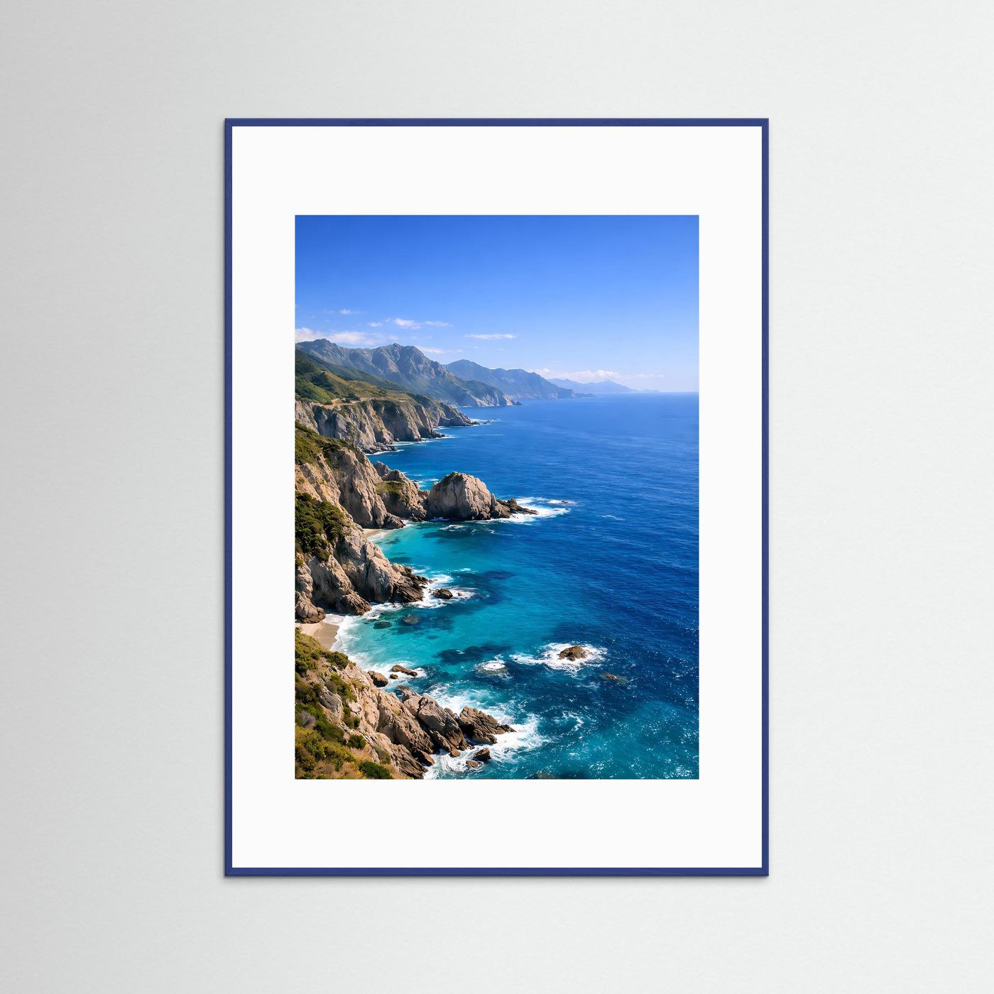 Meerposter mit türkisem Wasser und felsiger Küste, blau gerahmt, hochformat