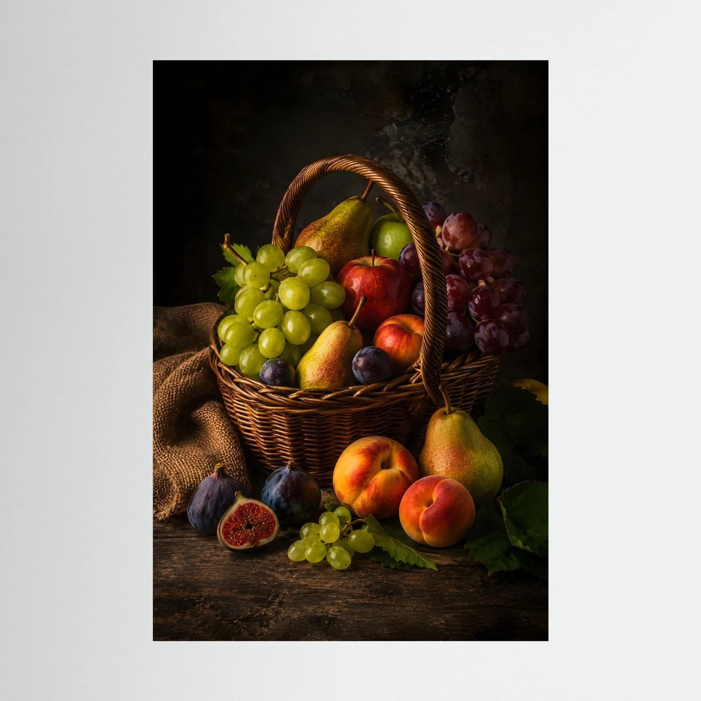 Obstkorb-Poster ohne Rahmen: Trauben, Äpfel und Birnen im Weidenkorb, hochkant.