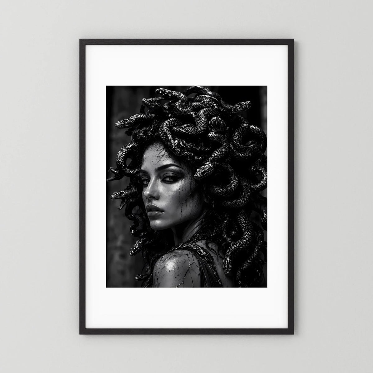 Kunstposter im Hochformat mit schwarzem Rahmen und weißem Passepartout: schwarzweißes Frauenporträt