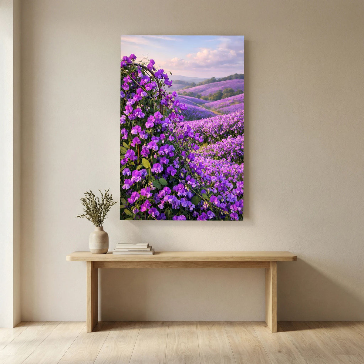 Hochformatiges Wandbild mit violetten Blüten und sanften Hügelzügen